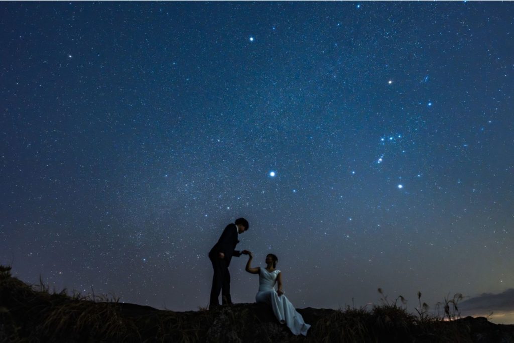 前撮り1日プランで、星空撮影する新郎新婦