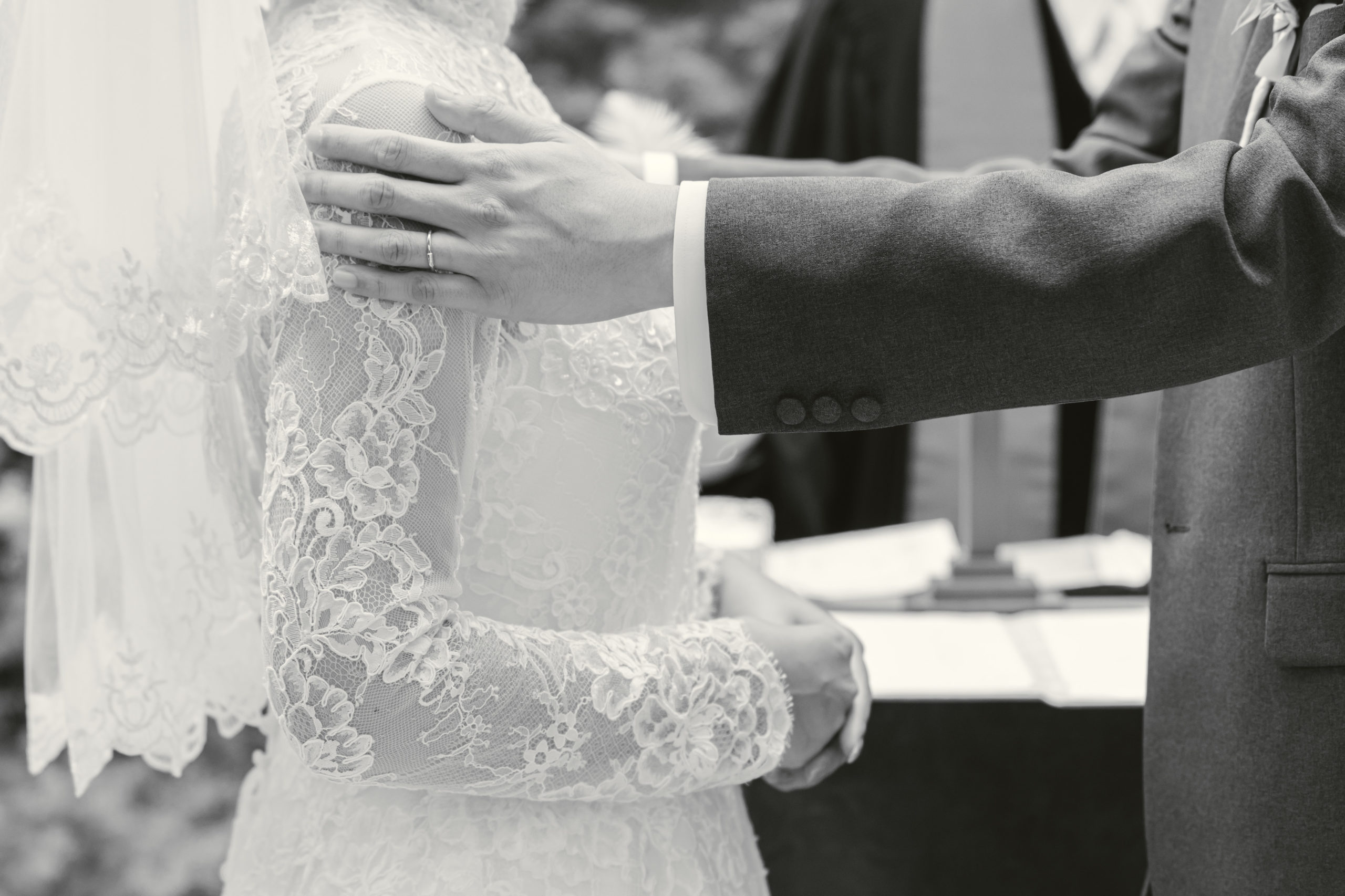 前撮りや結婚式で撮影指示書が必要かどうかと本当に残してほしい写真について解説するブログ記事のアイキャッチ画像