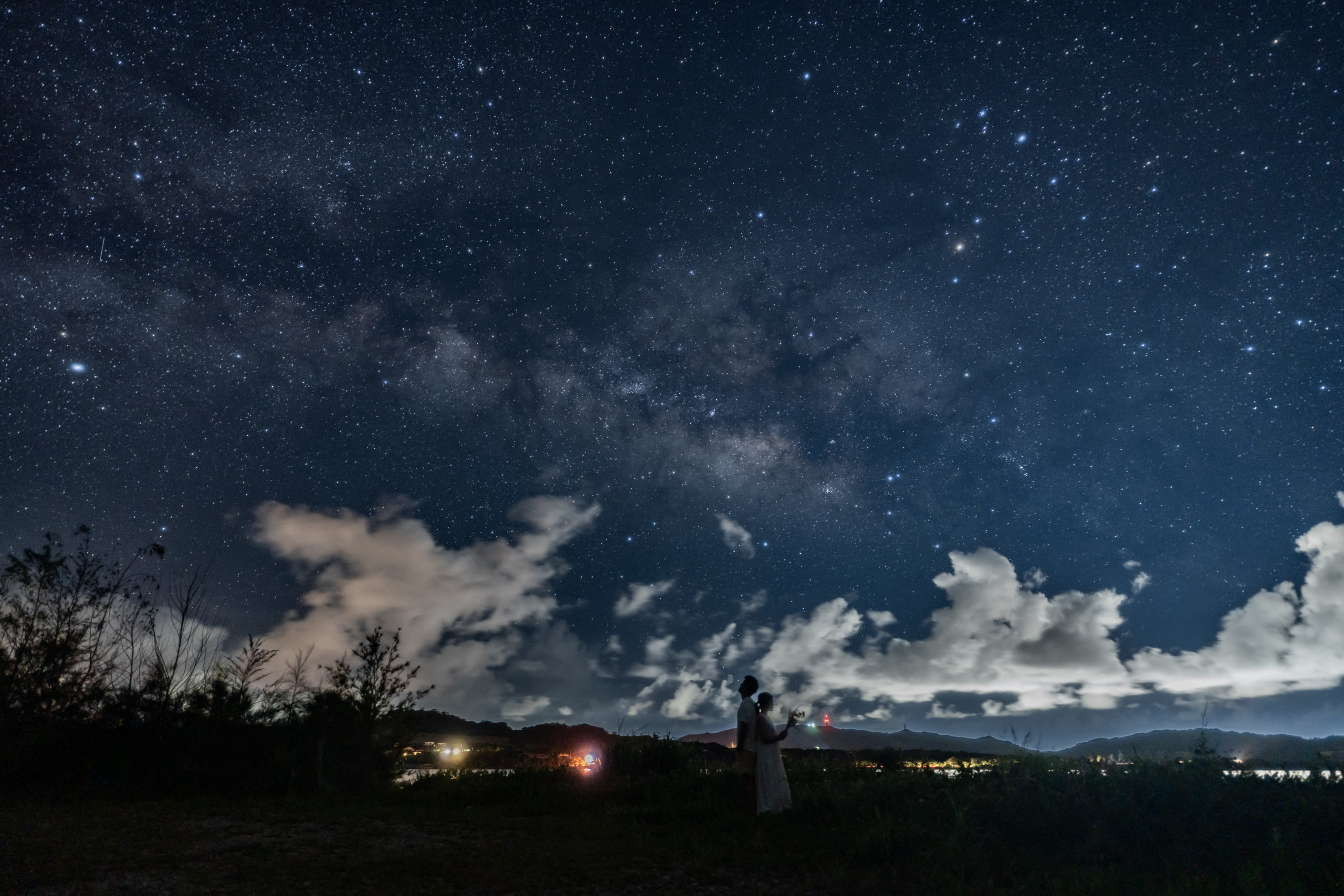 沖縄で天の川と一緒に撮影する星空前撮りの魅力を紹介するブログ記事のアイキャッチ画像