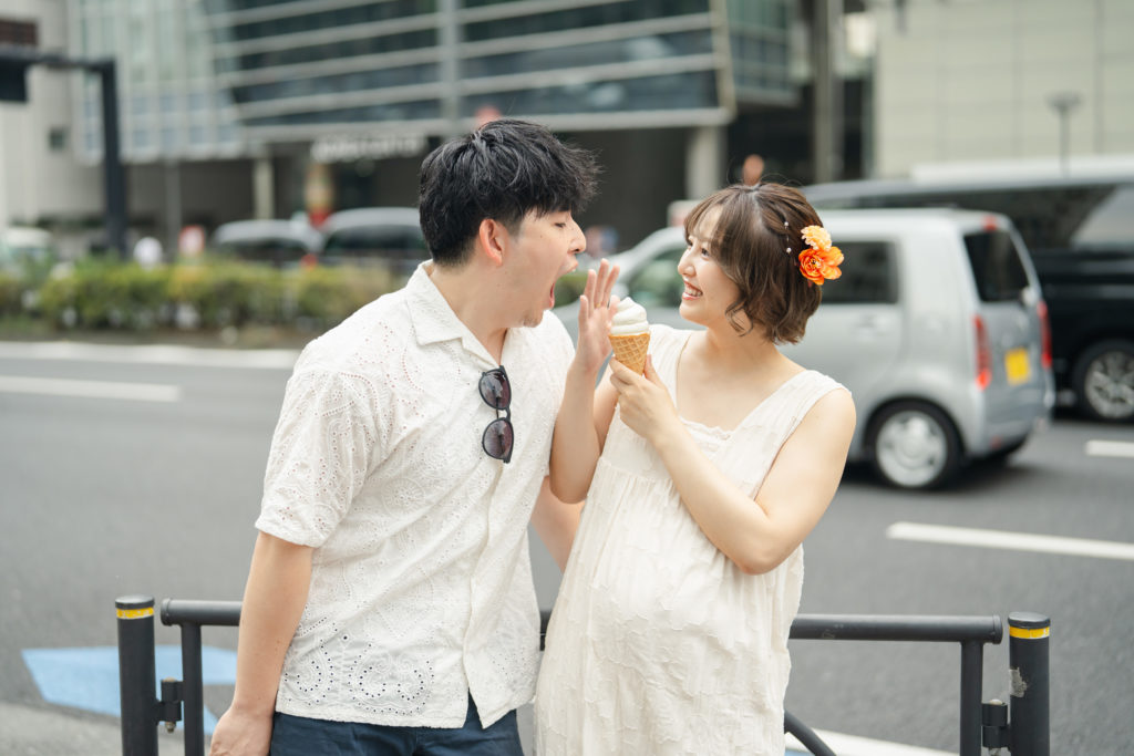 公園で私服に近いカジュアルな衣装で撮影した前撮り写真