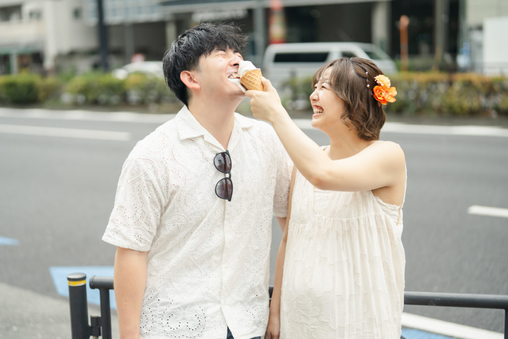 東京のロケーションで笑顔で自然体な前撮りを行う新郎新婦