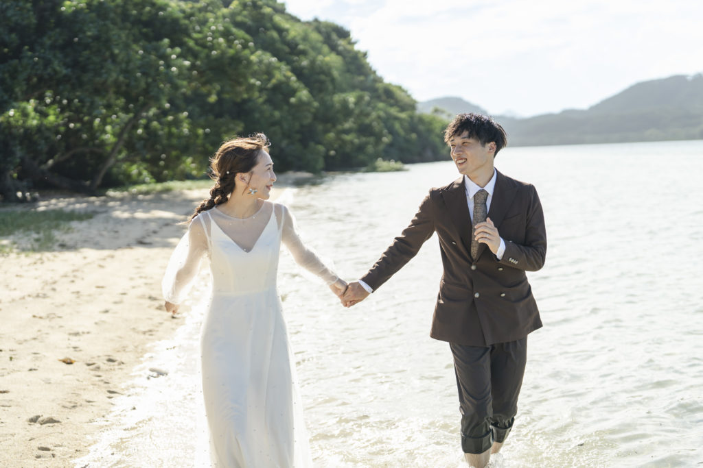 前撮り中に自然と笑顔がこぼれた瞬間のカップル