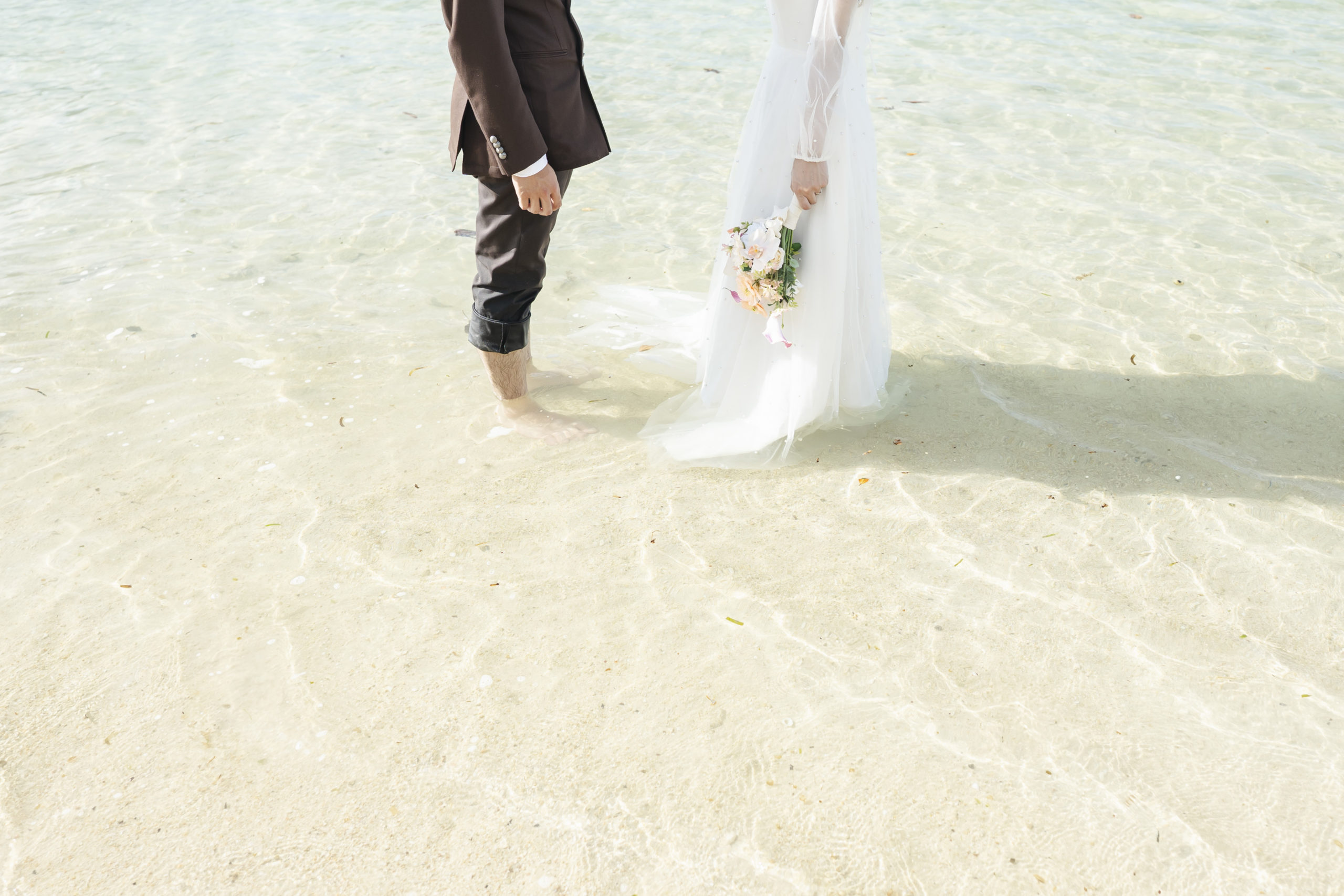 沖縄前撮りのおすすめ時期を季節ごとに解説するブログ記事のアイキャッチ画像