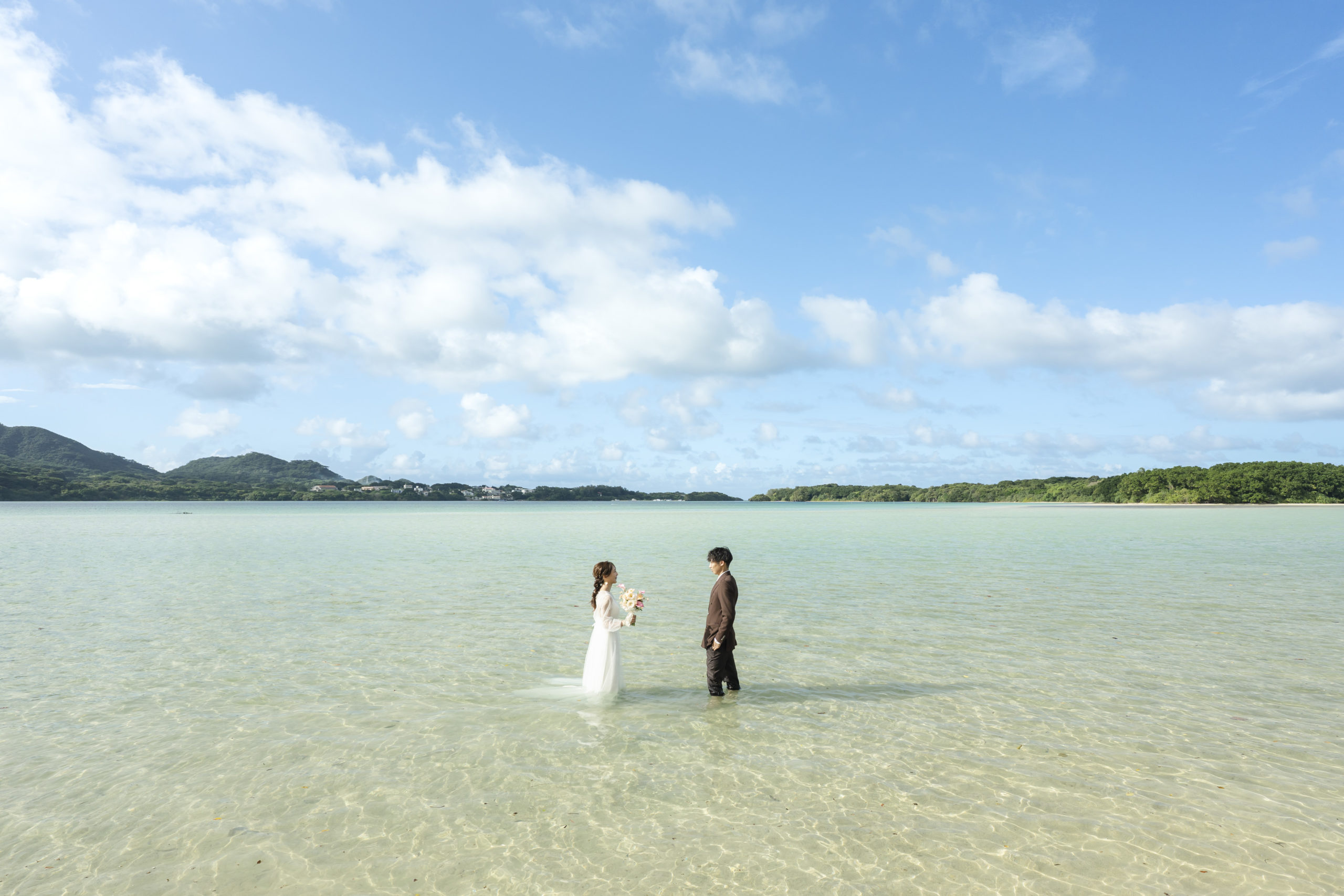 沖縄前撮りのメリットとデメリットを正直に解説するブログ記事のアイキャッチ画像