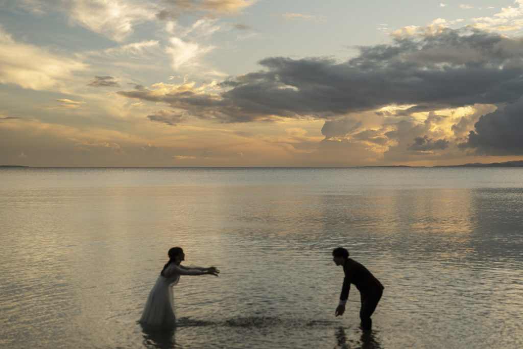 サンセットフォトで撮影した、エモい雰囲気の前撮り写真