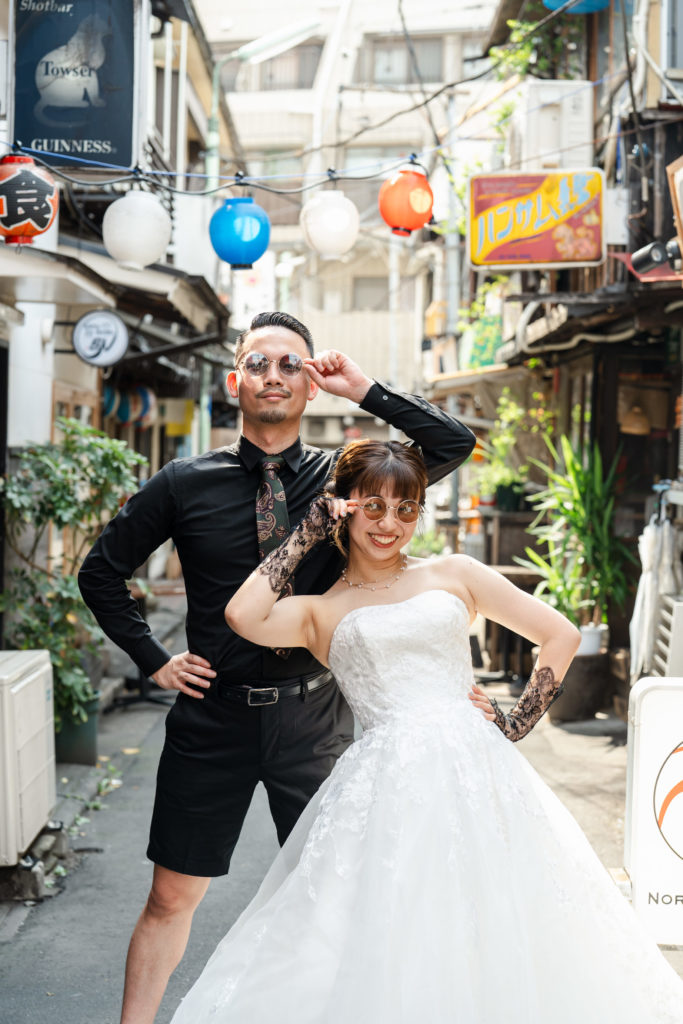 リラックスした雰囲気で前撮りを楽しむカップル
