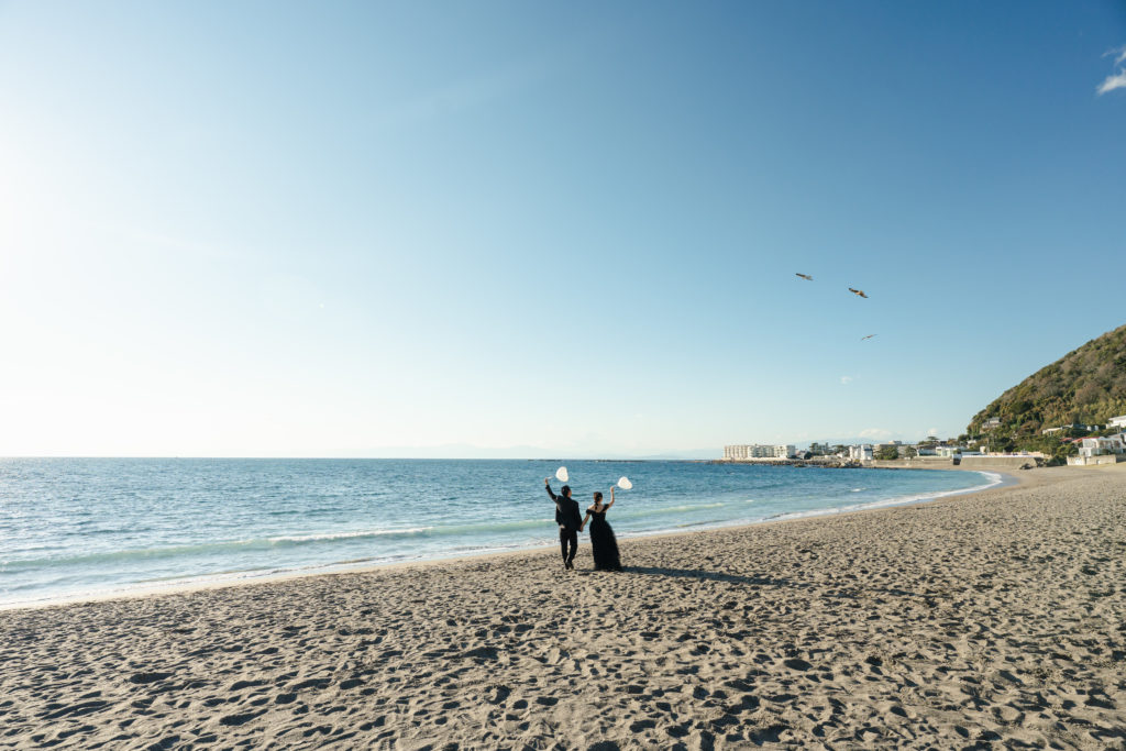 カメラマンと会話しながら進む前撮り撮影の様子