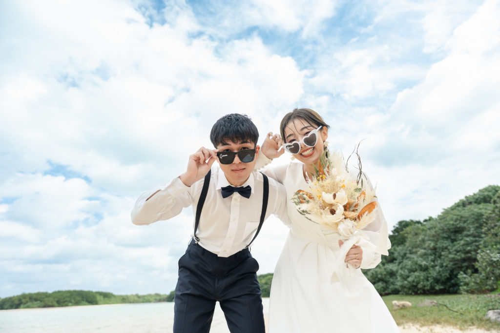 旅先で前撮りを楽しむカップルの様子