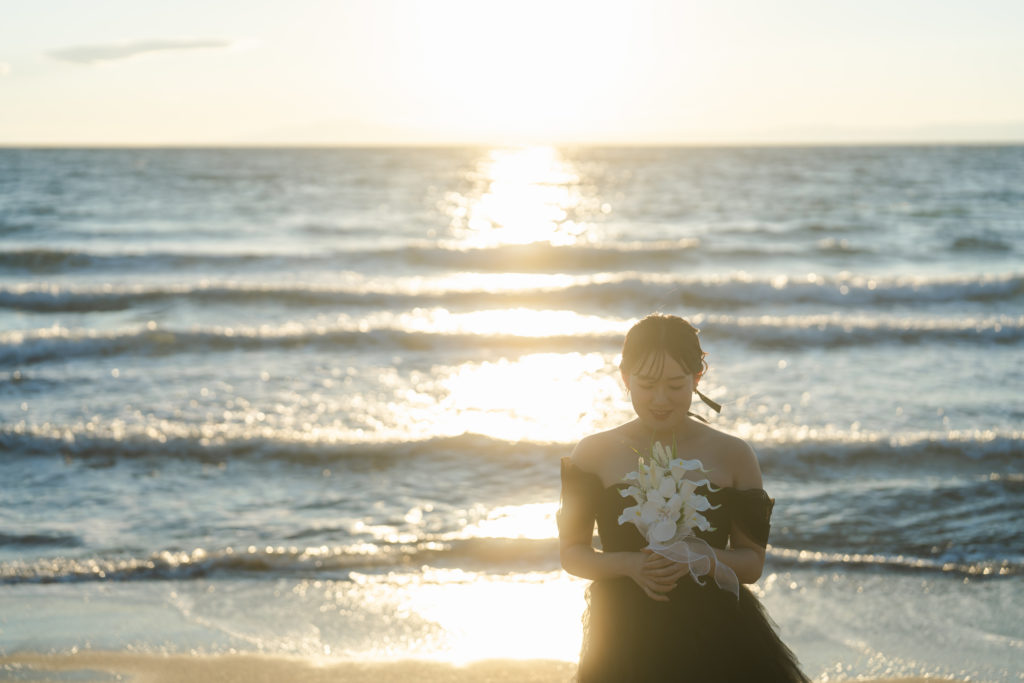 前撮り当日、リラックスした雰囲気で撮影を楽しむ新婦