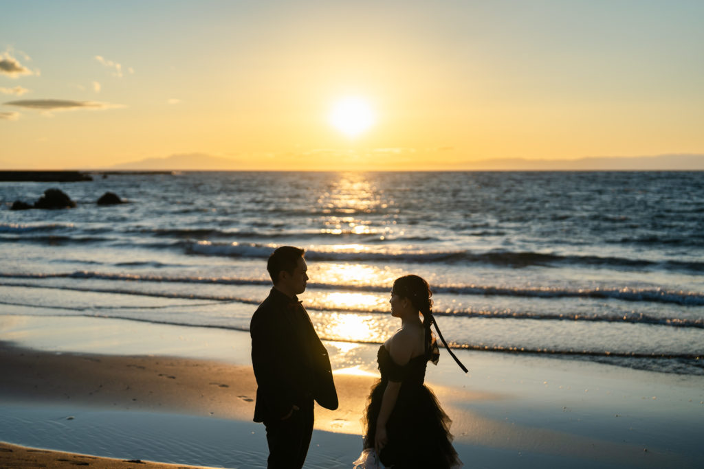 夕日ロケーションで撮影する前撮りのワンシーン
