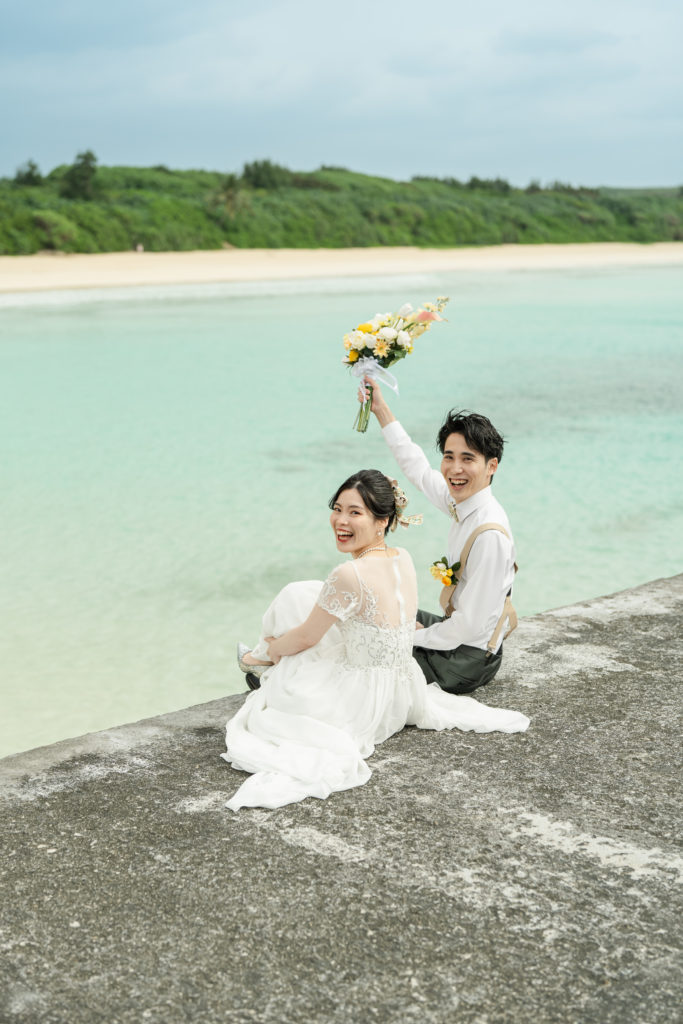 沖縄で、楽しく、前撮りする新郎新婦