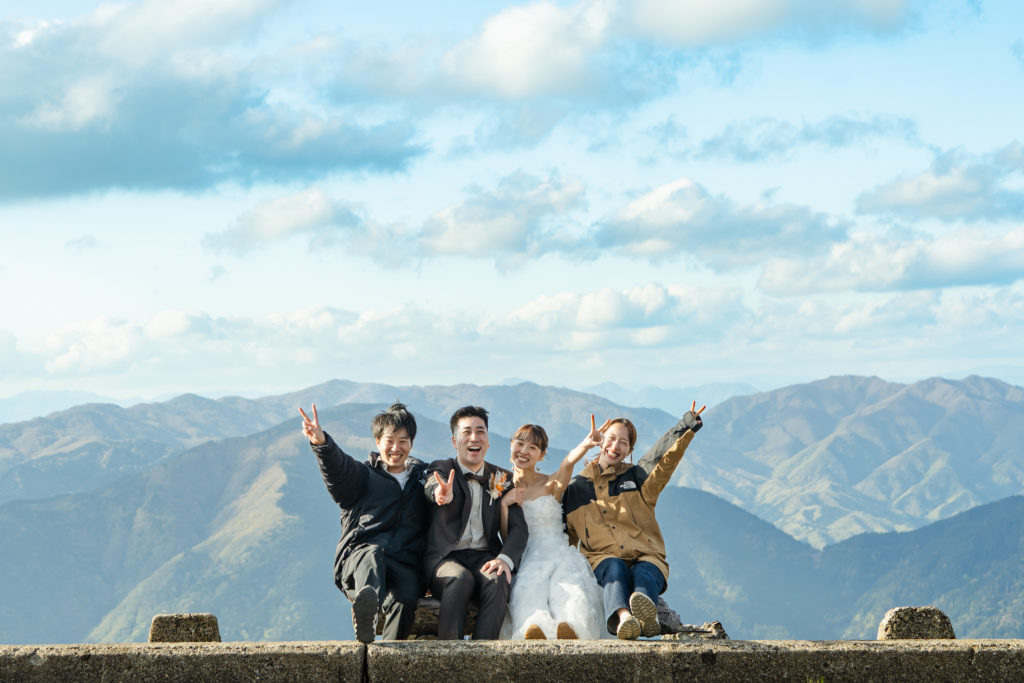 前撮り当日にメイクスタッフとカメラマン、新郎新婦が一緒に写る集合写真