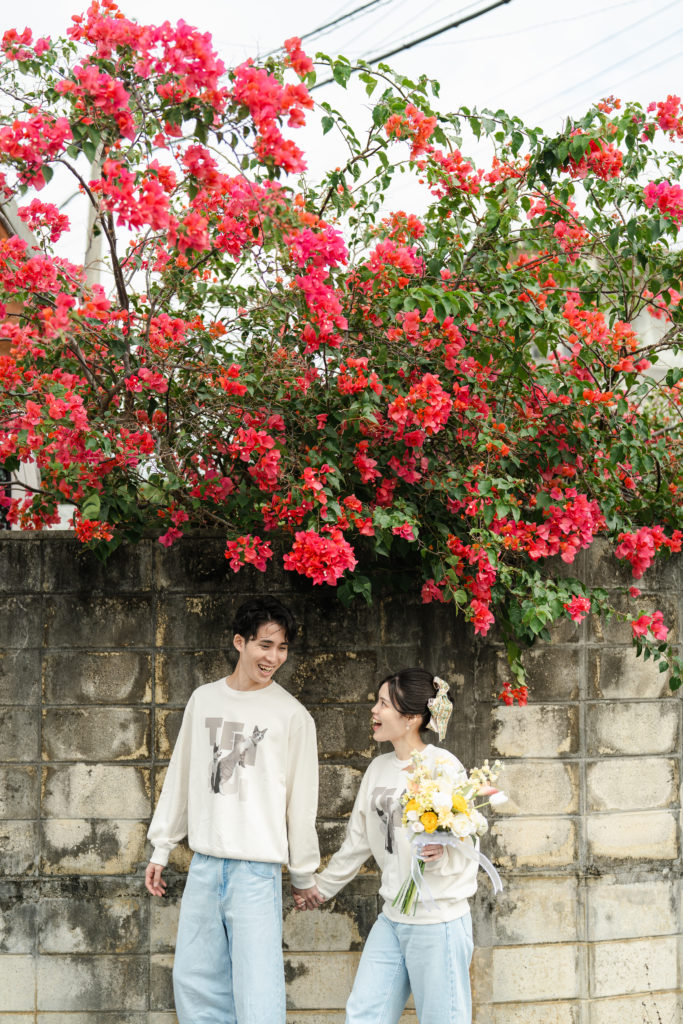 沖縄の自然を背景にしたカジュアルスタイルの前撮り写真