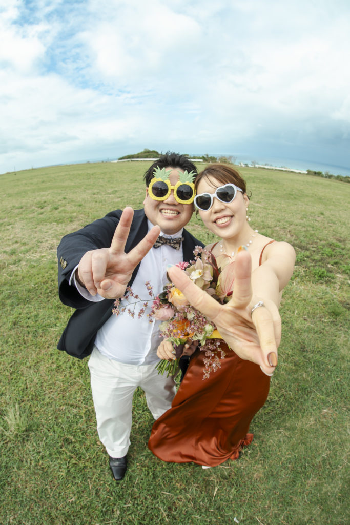 楽しい前撮りをする、笑顔のカップル